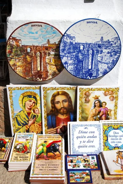 Kolorowe płytki ceramiczne i tablice religijne poza sklepem na starym mieście, Ronda, Hiszpania. — Zdjęcie stockowe