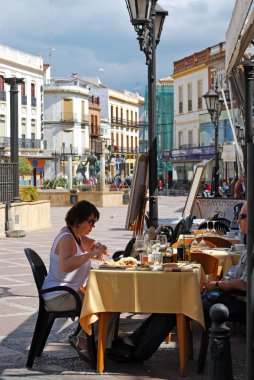 Plaza de Socorro, Ronda, İspanya'da bir açık hava restoranında dinlenen çift.
