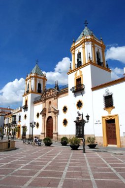 Plaza del Socorro'daki Socorro Parish kilisesinin görünümü, Ronda, İspanya.