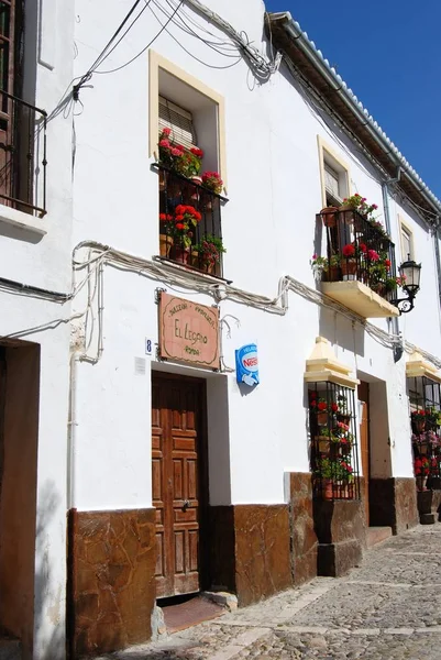 Vista lungo una tradizionale strada del centro città spagnola con un piccolo negozio di caramelle nel centro storico, Ronda, Spagna . — Foto Stock