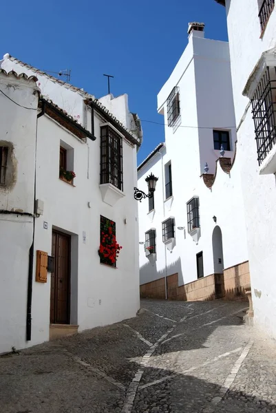 Adosados tradicionales a lo largo de una calle del casco antiguo, Ronda, España . — Foto de Stock