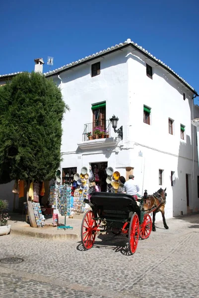 Paardenkoets met een cadeauwinkel aan de achterzijde in de oude stad, Ronda, Spanje. — Stockfoto