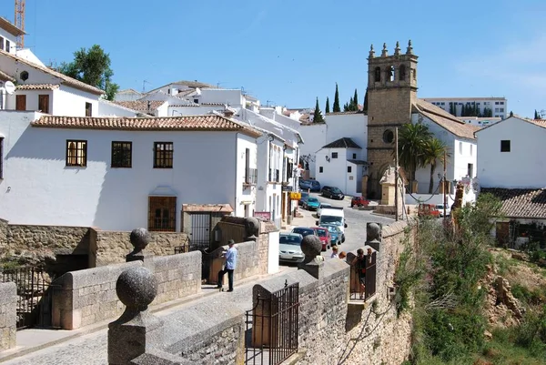 Uitzicht over de oude brug richting de kerk en fontein, Ronda, Spanje. — Stockfoto