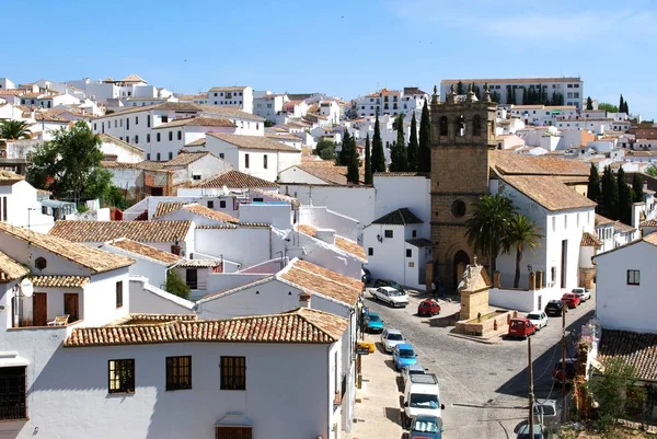 Vista para baixo para a igreja de Nuestro Padre Jesus e edifícios caiados de branco, Ronda, Espanha . — Fotografia de Stock