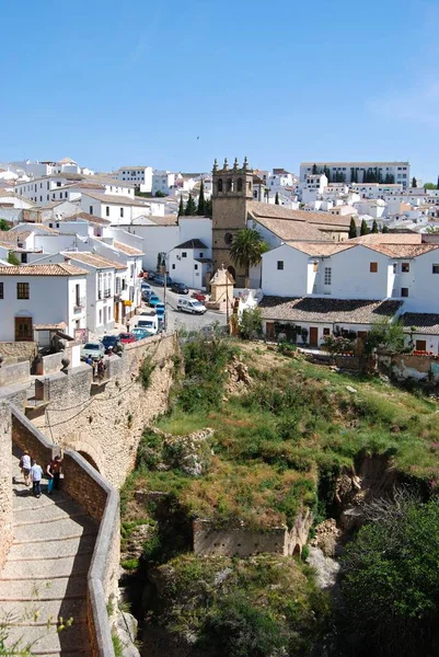 Vista ao longo da ponte velha para a igreja de Nuestro Padre Jesus e edifícios caiados de branco, Ronda, Espanha . — Fotografia de Stock