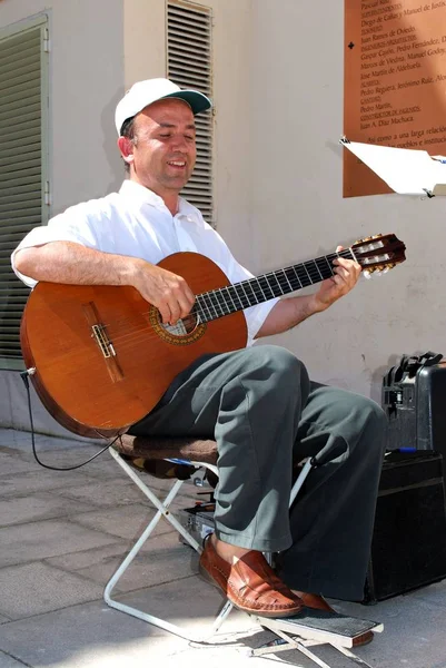 Guitarrista en la plataforma de observación junto al desfiladero y el Puente Nuevo, Ronda, España . — Foto de Stock