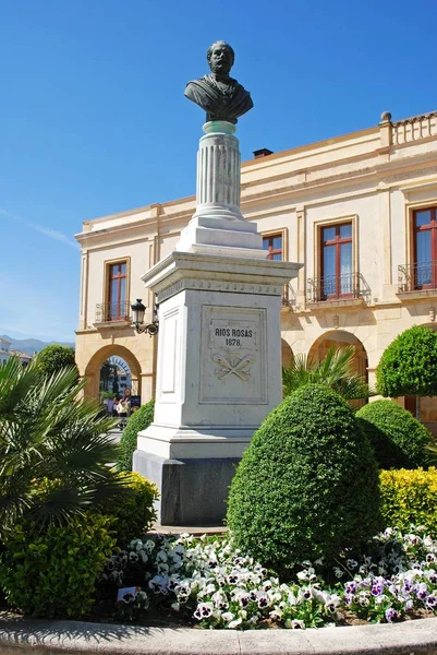 Monumento a Ríos Rosas fuera del Hotel Parador, Ronda, España . —  Fotos de Stock