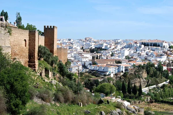 Vista a lo largo de la muralla del casco antiguo hacia la ciudad y la Iglesia de Nuestro Padre Jesús, Ronda, España . — Foto de Stock