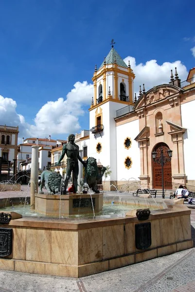 Fuente que muestra a Hércules domando leones con la iglesia parroquial del Socorro en la parte trasera de la Plaza del Socorro, Ronda, España . —  Fotos de Stock