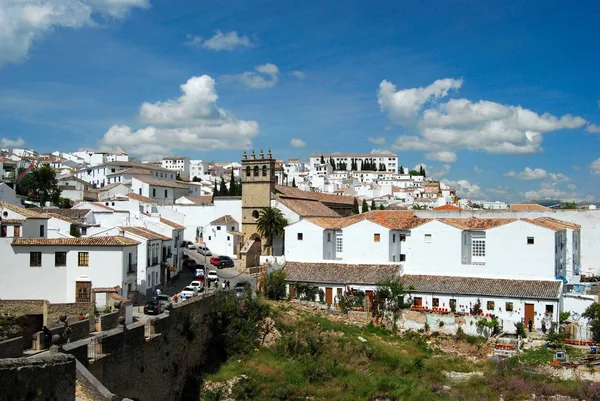 Veduta lungo il vecchio ponte verso la chiesa di Nuestro Padre Jesus e gli edifici imbiancati, Ronda, Spagna . — Foto Stock