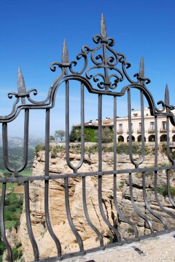 Arka, Ronda, İspanya Parador Hotel ile Yeni Köprü üzerinde Ferforje çit paneli.