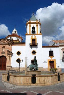 Herkül'ün Plaza del Socorro, Ronda, İspanya'da socorro parish kilisesiyle aslanları evcilleştirdiğini gösteren çeşme.