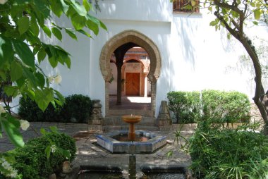 Mondragon Sarayı bahçesinde arka Mağribi kemerleri ile Çeşme, Ronda, İspanya.