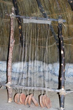 Taş devri malzeme dokuma çerçeve ve Mondragon Sarayı müzesinde bir kulübe içinde, Ronda, İspanya.