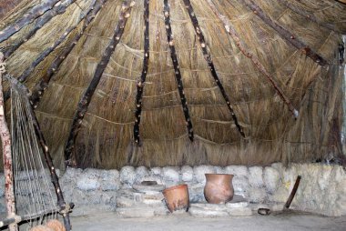 Mondragon Sarayı müzesinde bir kulübe içinde çerçeve ve seramik çömlek dokuma Taş devri malzeme, Ronda, İspanya.