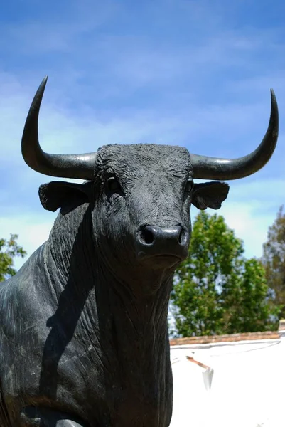 Statua del toro fuori dall'arena, Ronda, Spagna . — Foto Stock