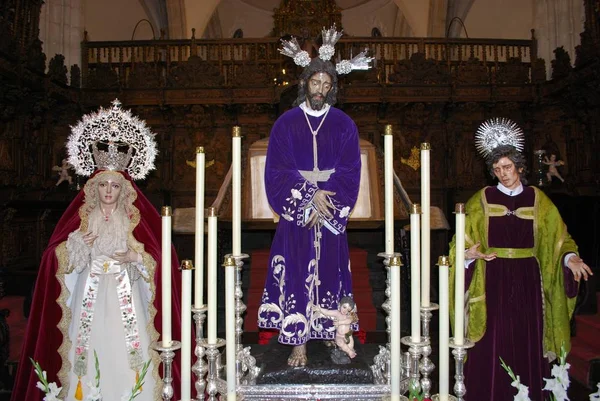 Estatuas de María, José y Jesús dentro de la Iglesia de Santa Maria La Mayor en el casco antiguo histórico de Ronda, España . — Foto de Stock
