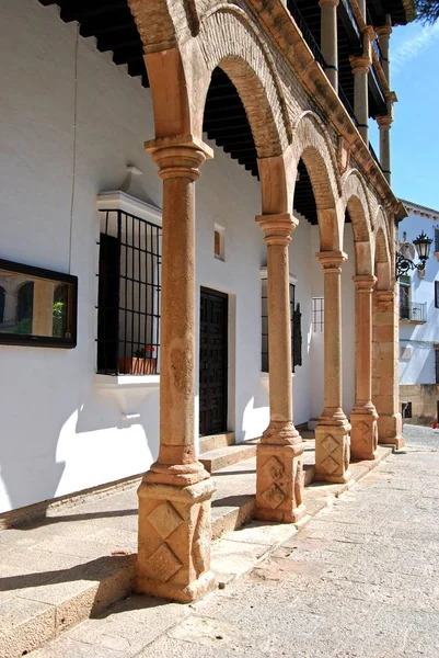 Arcos en el frente de la iglesia de Santa Maria La Mayor en el casco antiguo, Ronda, España . — Foto de Stock