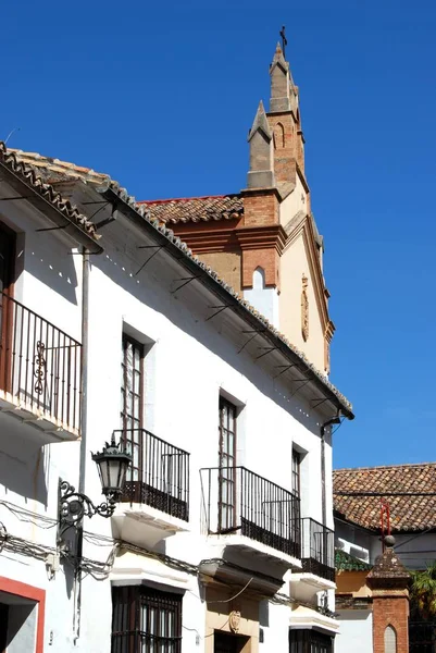 Pohled na tradiční městské domy a kostel ve starém městě, Ronda, Španělsko. — Stock fotografie