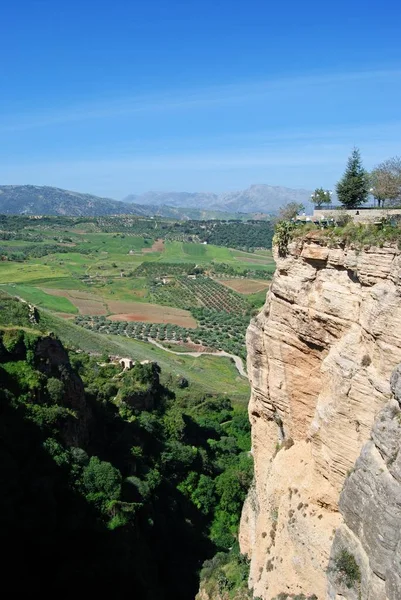 Vista elevada del desfiladero y del campo circundante mirando al oeste, Ronda, España . — Foto de Stock