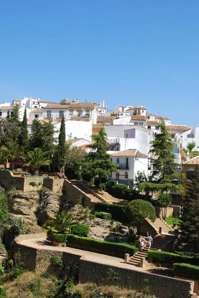 Garden walk along the edge of the gorge with the old town to the rear, Ronda, Spain. — Stock Photo, Image