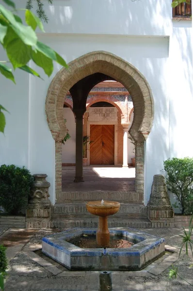 Fontána s maurským oblouků vzadu v zahradě Mondragon Palace, Ronda, Španělsko. — Stock fotografie