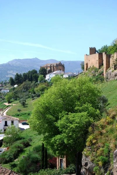 Pohled podél staré městské hradby směrem k kostelu svatého ducha, Rondě, Španělsko. — Stock fotografie