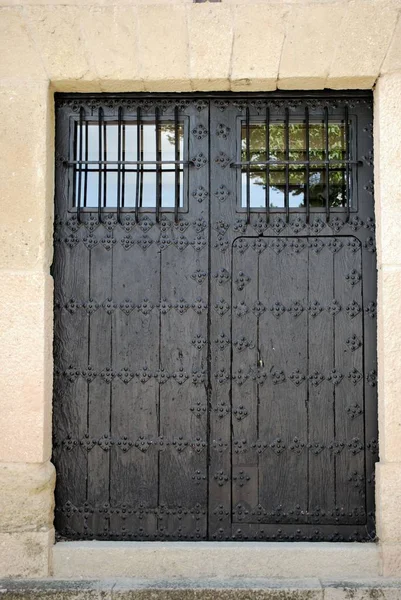 Puerta tradicional de madera tachonada española con ventanas, Ronda, España . — Foto de Stock