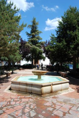 Eski şehir, Ronda, İspanya Plaza Maria Auxiliadora Çeşmesi.