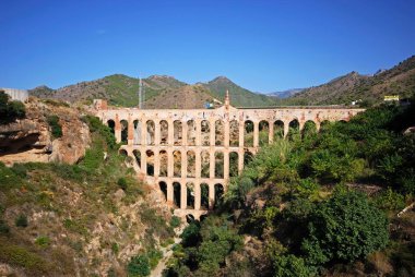 1880 yılında inşa edilen Aguila Su Kemeri görünümü, Nerja, İspanya.