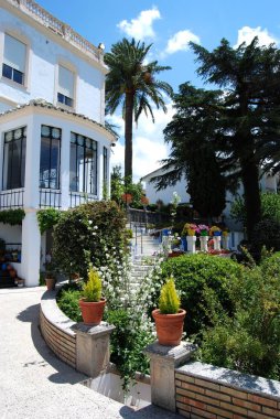 Eve giden adımlarile Don Bosco evde Pretty bahçeleri, Ronda, İspanya.