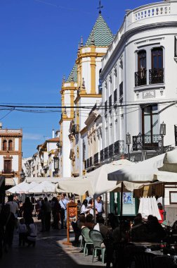 Arka, Ronda, İspanya Parochial merkezi (centro parroquial) ile Plaza Socorro kaldırım kafelerde rahatlatıcı Turistler.