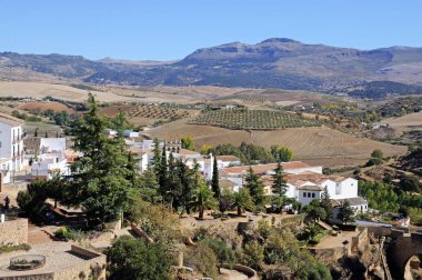 Sağ alt tarafındaki eski köprü ile eski şehir ve çevresindeki kırsal görünüm, Ronda, İspanya.