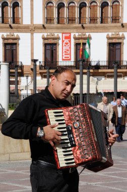 Plaza del Socorro piyano akordeon çalan İspanyol adam, Ronda, İspanya.