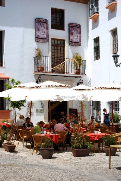 Turistas relaxando em um café de pavimento na cidade velha, Ronda, Espanha . — Fotografia de Stock