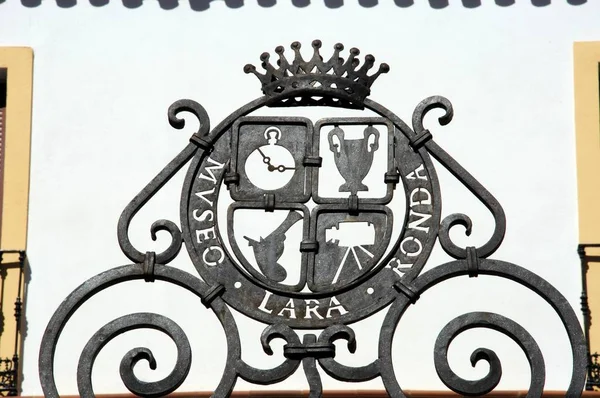 Schmiedeeisernes Schild für das lara museum, ronda, spanien. — Stockfoto