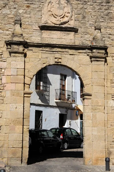 Vista do arco de entrada Charles V na muralha da cidade, Ronda, Espanha . — Fotografia de Stock
