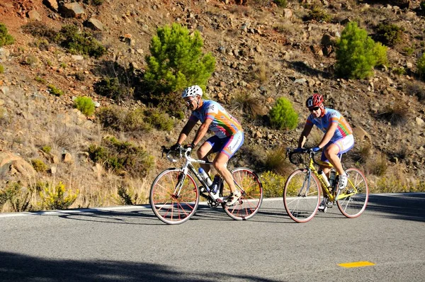 Δύο ποδηλάτες σε ένα ορεινό δρόμο, Πουέρτο ντε Αλίτζαρ, Ισπανία. — Φωτογραφία Αρχείου