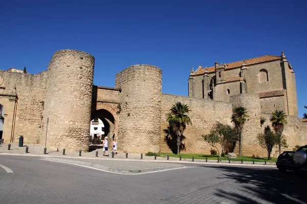 Kilátás a Almocabar bejárati ív a Szentlélek templom jobbra, ronda, Spanyolország. — Stock Fotó