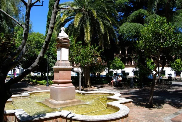 Fontän på Plaza Duquesa de Parcent i gamla stan, Ronda, Spanien. — Stockfoto