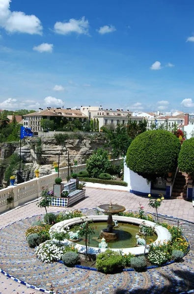 Fontein in de mooie tuinen van Don Bosco House, Ronda, Spanje. — Stockfoto