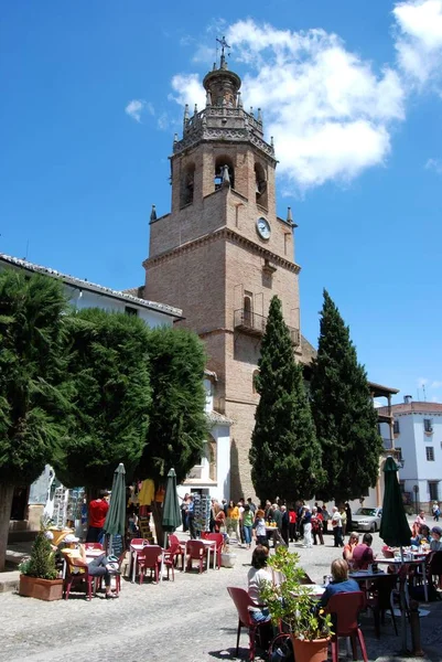 Vista frontale della Chiesa di Santa Maria La Mayor con caffè pavimentati in primo piano, Ronda, Spagna . — Foto Stock