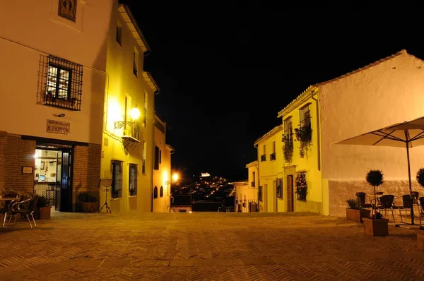 Ristoranti ed edifici in Plaza de Santa Maria di notte, Antequera, Spagna . — Foto Stock