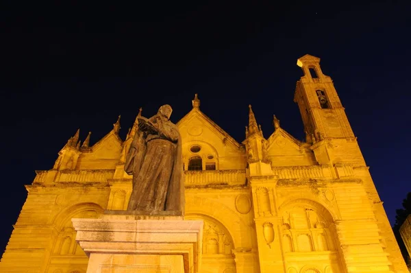 Chiesa di Santa Maria con una statua di Pedro Espinosa in primo piano in Plaza de Santa Maria di notte, Antequera, Spagna . — Foto Stock