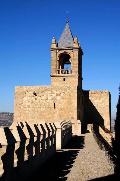 Vista a lo largo de las almenas del castillo hacia la torre del homenaje, Antequera, España . — Foto de Stock