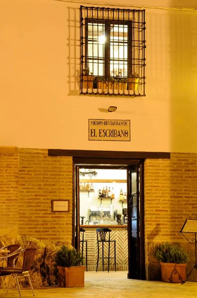 밤에 스페인 산타마리아 광장에 있는 식당, 뒤쪽에 있는 거대 한 아치 인안 테케라와 함께 있다. — 스톡 사진