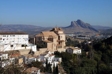 Carmen Kilisesi ve şehir çatıları Aşıklar Kayası arkada, Antequera, İspanya.