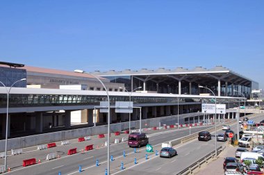 2 ve 3 numaralı havaalanı terminallerinin manzarası yükseldi, Malaga, İspanya.
