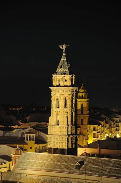 San Sebastian és San Augustin templom tornyok éjjel, Antequera, Spanyolország. — Stock Fotó