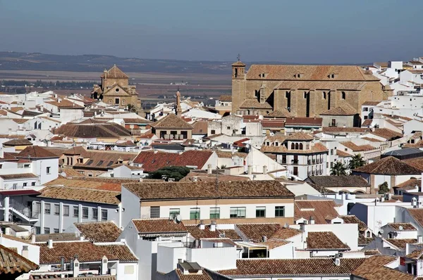 Vista sobre os telhados da cidade com as igrejas de Trinidad e San Pedro, Antequera, Espanha . — Fotografia de Stock